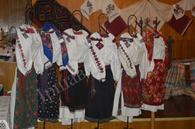 В Іршаві відкрили мандрівну виставку народного одягу Луганщини "Евакуйована колекція" (ФОТО)