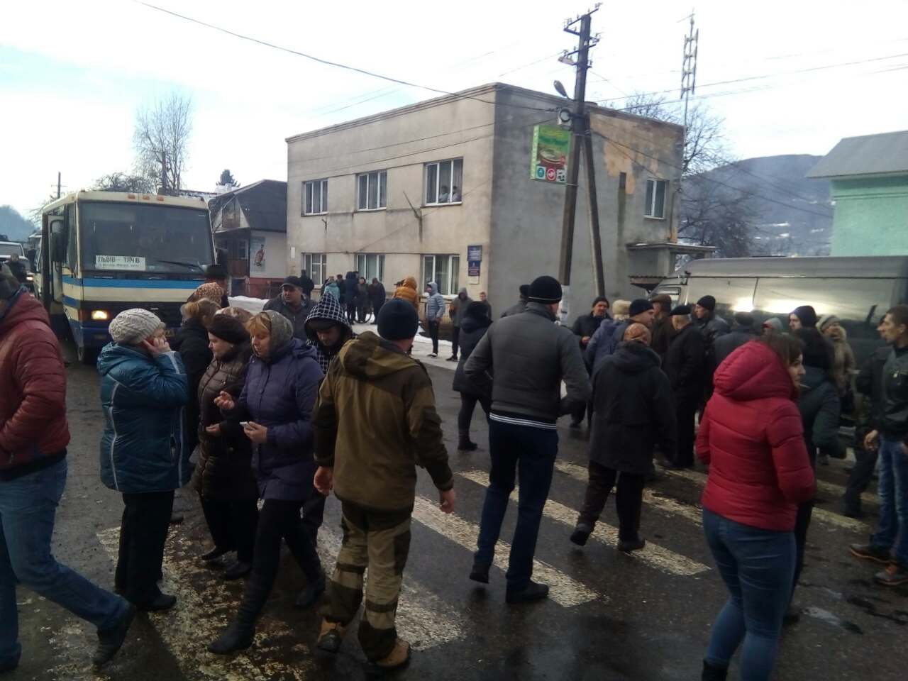 На Хустщині протестують проти ГЕСівського свавілля, заблокована дорога Хуст-Долина (ФОТО)