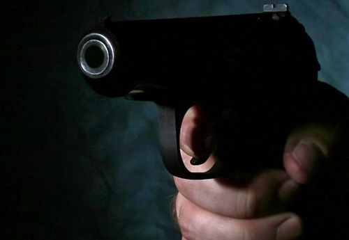 В Ужгороді затримали чоловіка у формі охоронця, що погрожував пістолетом опоненту