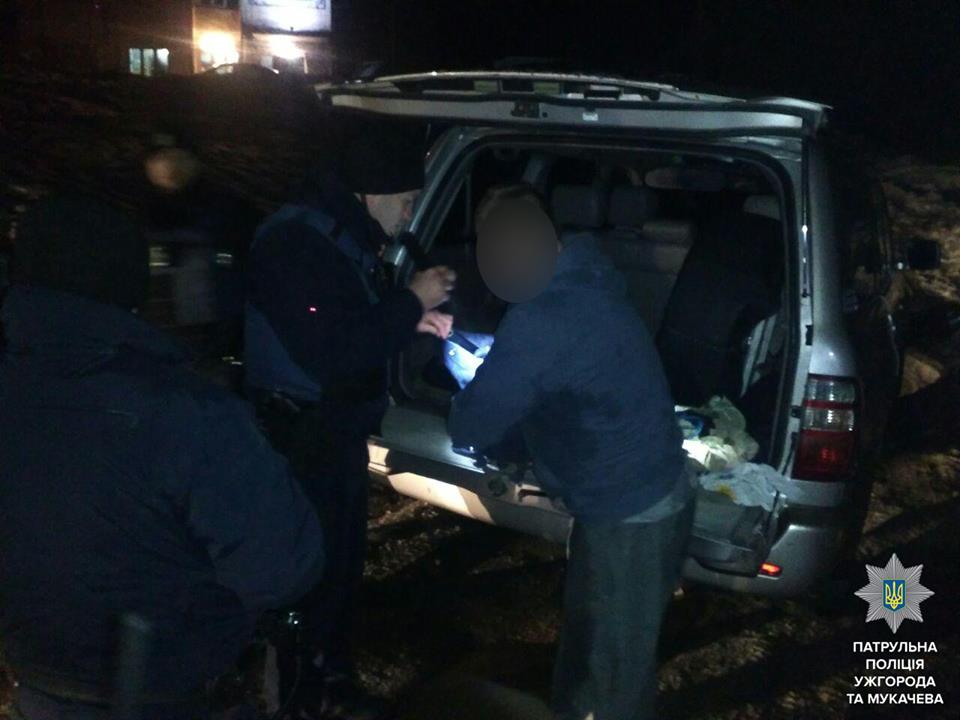 У Мукачеві чоловік, побивши дружину, тікав на авто від поліцейських і лаявся на них (ФОТО)