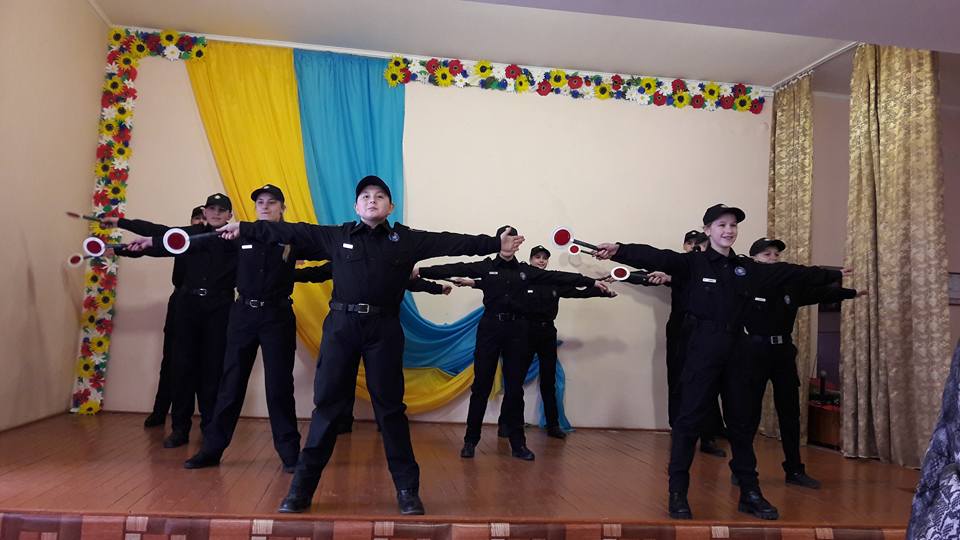 11 учнів зі "Шкільного патруля" в Коритнянській школі, що на Ужгородщині, склали присягу (ФОТО) 