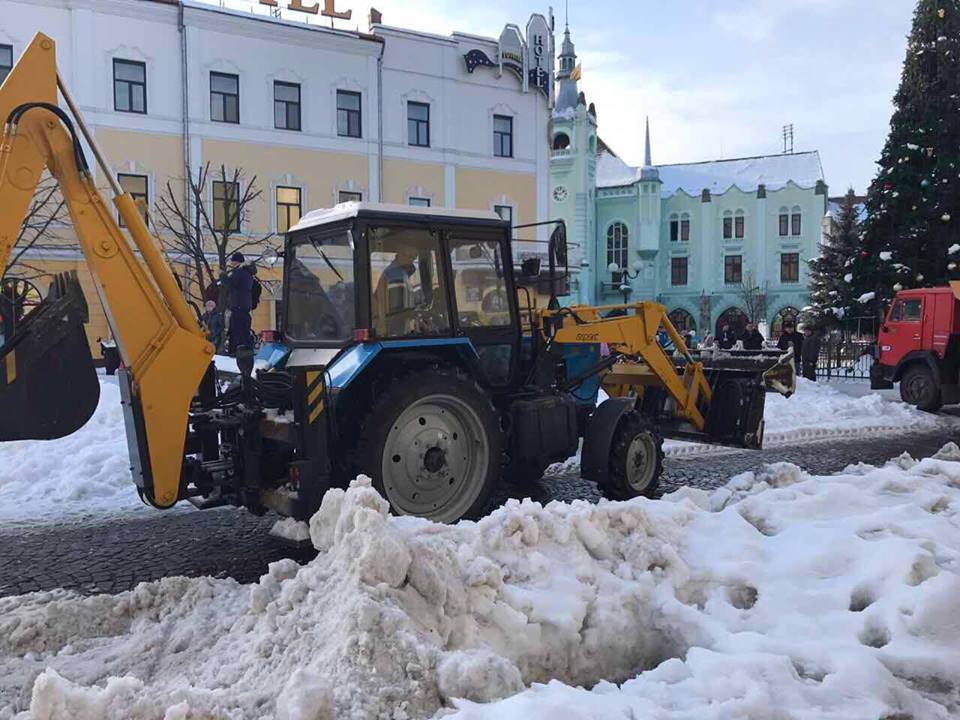 На прибирання снігу в Мукачеві впродовж грудня-січня витратили 879 тис грн