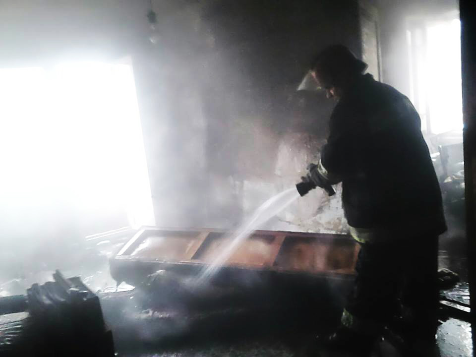 Під час гасіння пожежі в квартирі у центрі Сваляви з будинку евакуювали 8 людей (ФОТО)