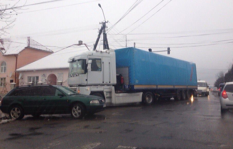 У Виноградові зіткнулися вантажівка та легковик (ФОТО)
