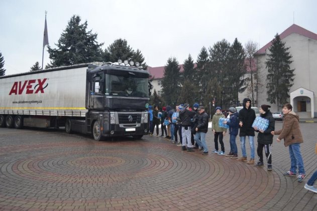 З Тячівщини в "сіру" Красногорівку на Донеччині відправили вантаж з допомогою (ФОТО)