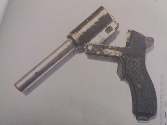 У жителя Тур'ї Поляни на Перечинщині знайшли в хаті мачете та перероблений із сигнального на вогнепальний пістолет (ФОТО)