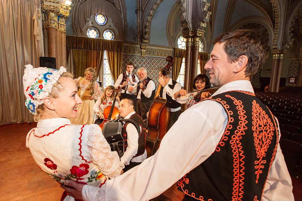"Угорські мелодії" назустріч весні концертуватимуть в Ужгороді з програмою "І знову про любов..." 
