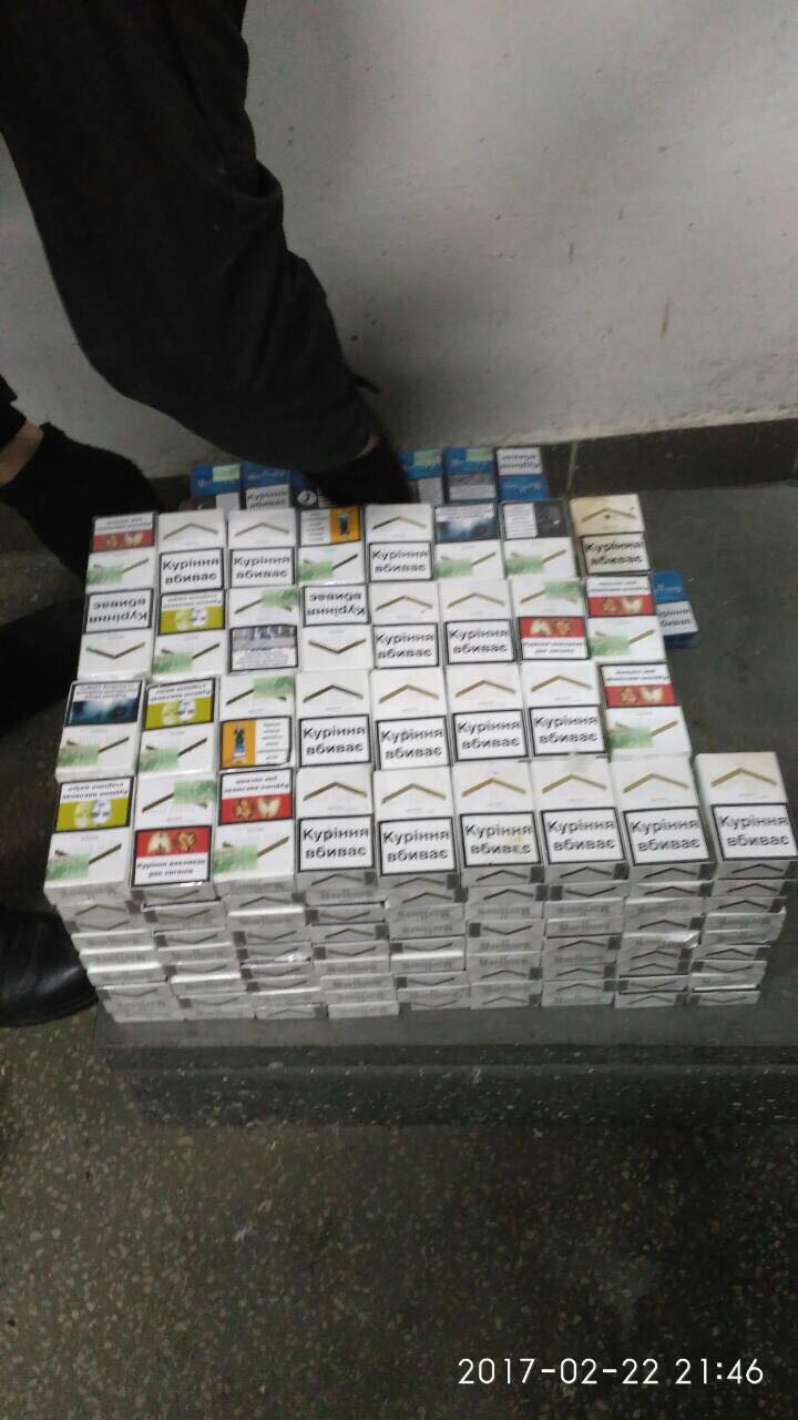 Водій мікроавтобуса, що намагався виїхати через Закарпаття за кордон, запакував "Мерседес" сигаретами на 263 тис грн (ФОТО) 
