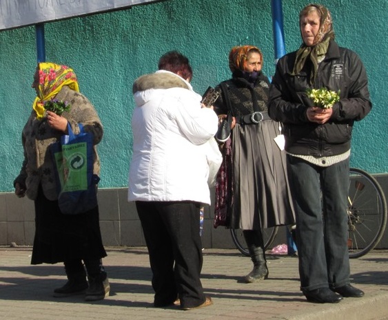 У Мукачеві відкрито торгують забороненими первоцвітами (ФОТО)