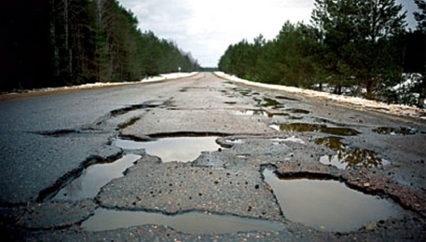 З початку року Київ так і не розпочав фінансування ремонту розбитих доріг на Закарпатті
