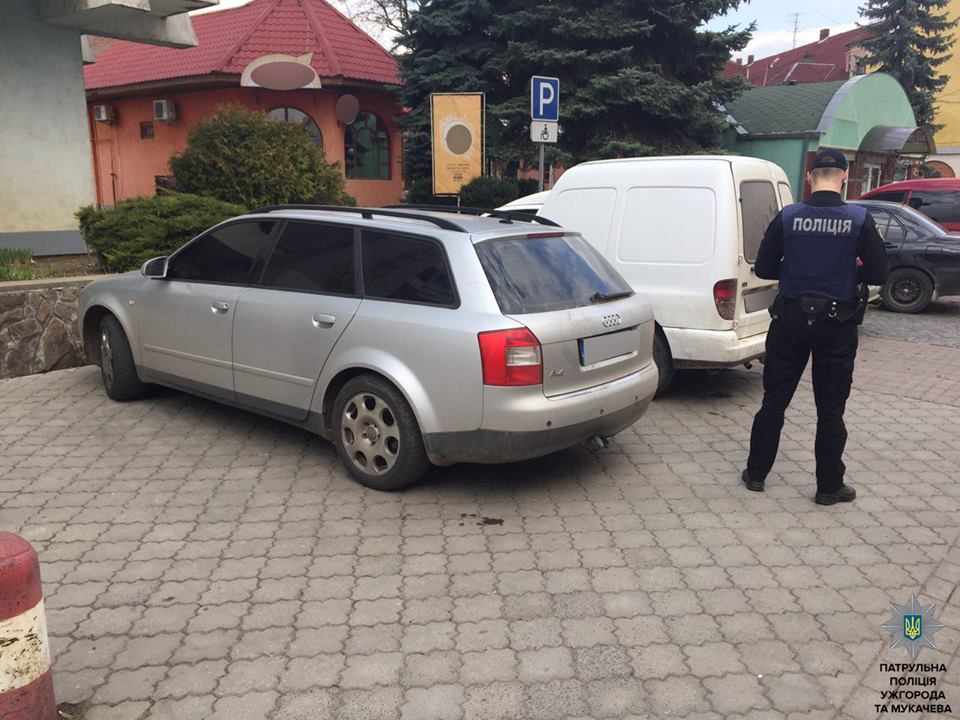У Мукачеві затримали розшукувану "Ауді" із трьома підозрюваними в крадіжках грузинами (ФОТО)