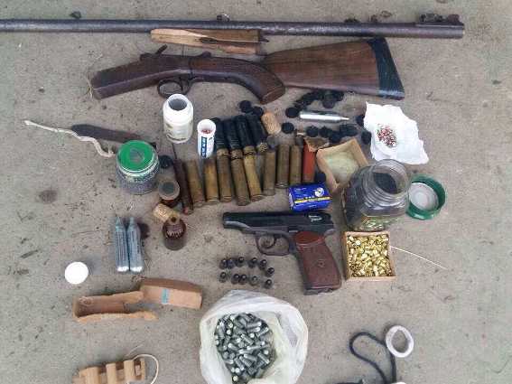 У будинку дружини заробітчанина на Хустщині знайшли рушницю, пневматичний пістолет, набої та банку з порохом (ФОТО)