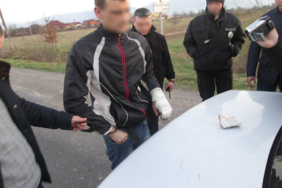 "За наводкою" покупця на Тячівщині затримали наркоторговця після збуту і з марихуаною (ФОТО)