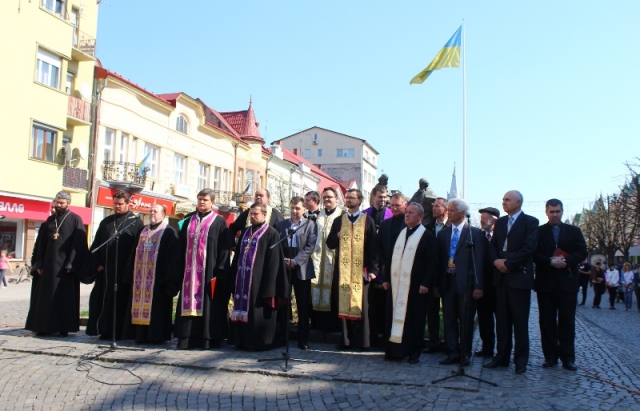У Мукачеві теж разом з усією Україною молилися за перемогу і мир (ФОТО)