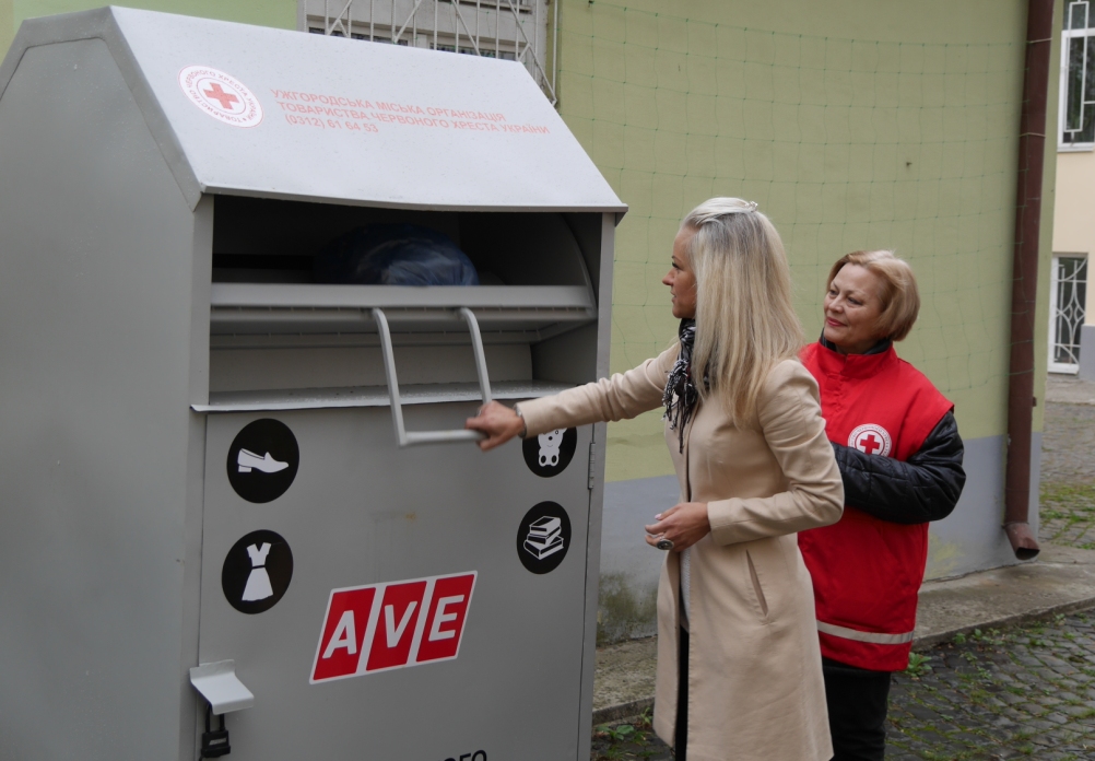Перший контейнер для вживаних речей для малозабезпечених встановили в Ужгороді (ФОТО)