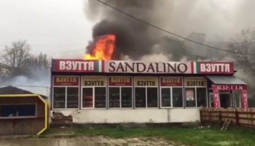 Пожежа в магазині взуття у Сваляві знищила товар та дерев'яну альтанку