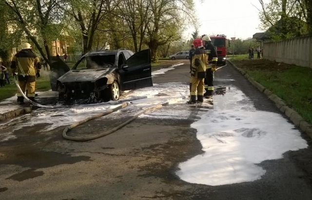 В Ужгороді під поліцейським відділом спалили "належний дружині" Mercedes-Benz ML полковника поліції