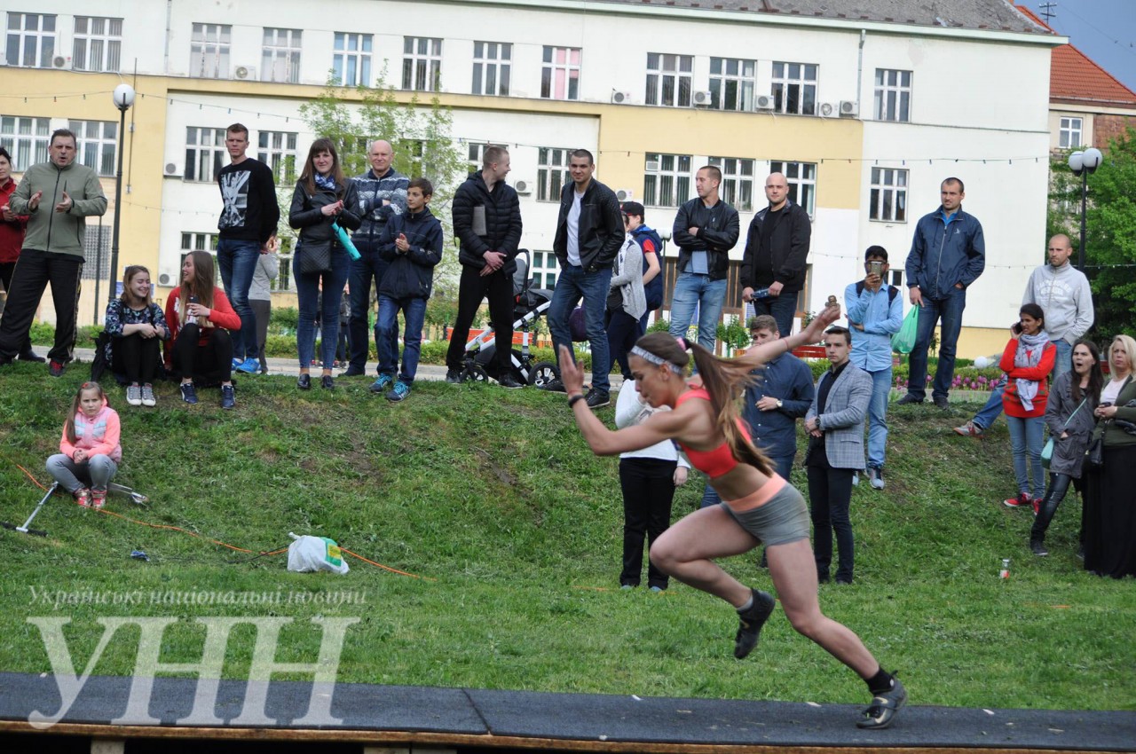 Спортсменки міжнародного класу змагалися в Ужгороді у стрибках в довжину під музику (ФОТО)