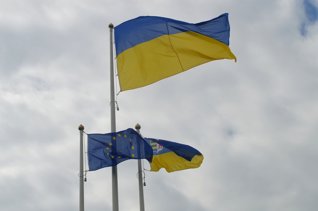 В Ужгороді врочисто підняли прапори України і Євросоюзу (ФОТО)