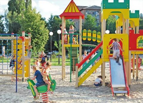 На Тячівщині вимагають інвентаризувати і паспортизувати дитячі майданчики з вуличними тренажерами
