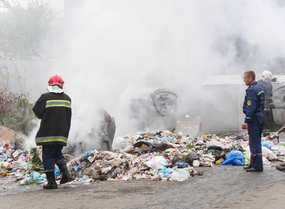 В Ужгороді в момент спорожнення сміттєвих контейнерів сталися вибухи і пожежа (ФОТО)