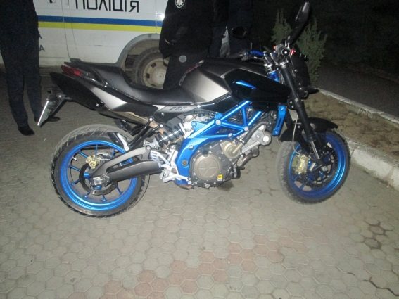 У Мукачеві мотоцикліст збив жінку і втік, потерпіла – в лікарні (ФОТО)