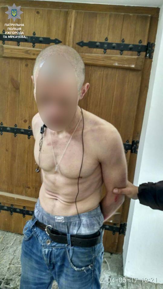 В Ужгороді затримали неадекватного чоловіка, що в центрі міста розмахував викруткою і розбив два склопакети (ФОТО)
