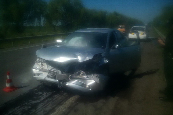 На Ужгородщині Toyota Camry зіткнулася з екскаватором. Водій – у лікарні з травмою та проблемами серця (ФОТО)