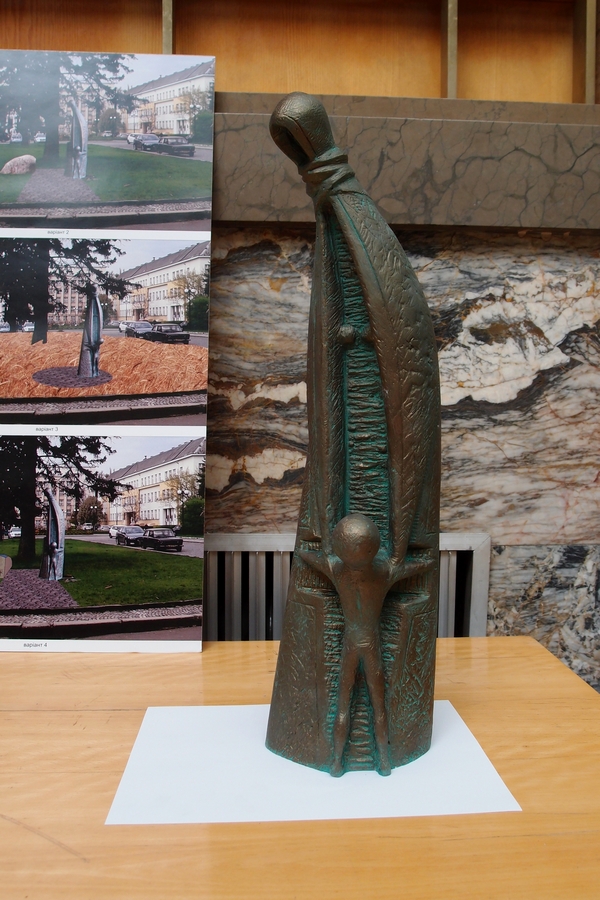 Пропозиції скульпторів щодо майбутнього пам’ятника жертвам Голодомору виставили в Ужгороді на загальний огляд (ФОТО)