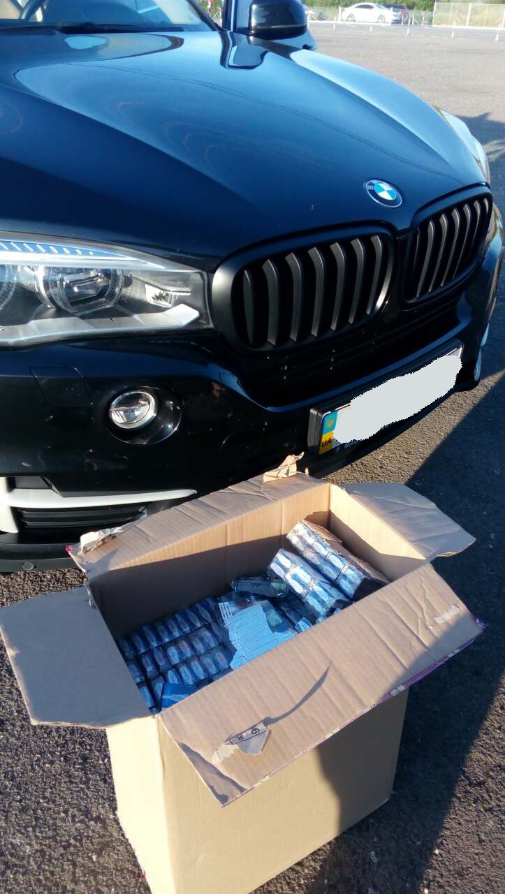 У пункті пропуску "Косино" вилучили BMW X5 з контрабандними сигаретами (ФОТО)