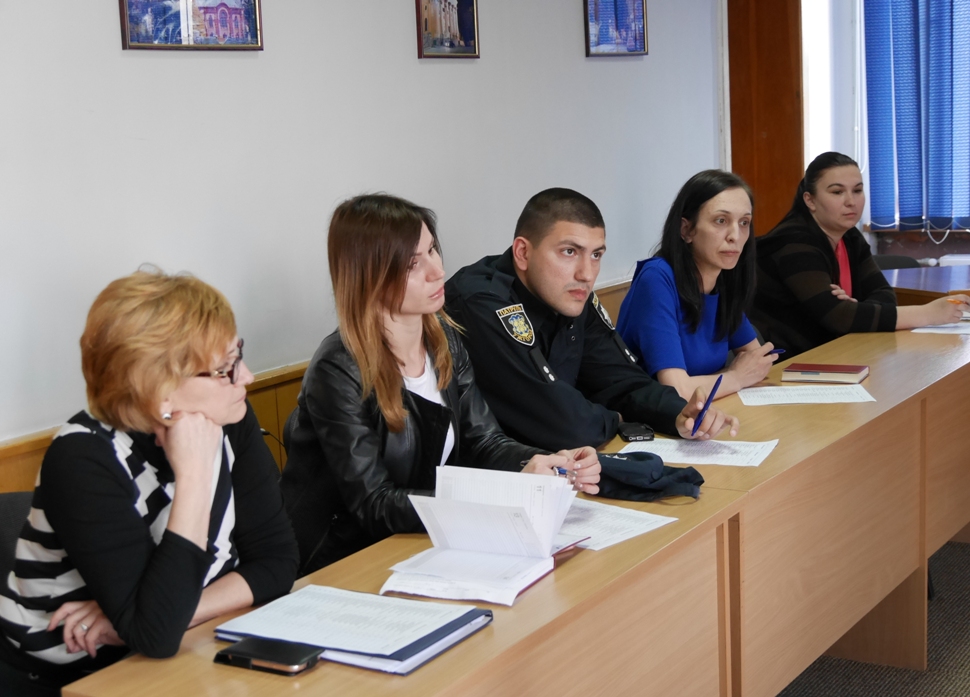 В Ужгороді комісійно розглянули протоколи, складені на курців і власників неналежних огорож