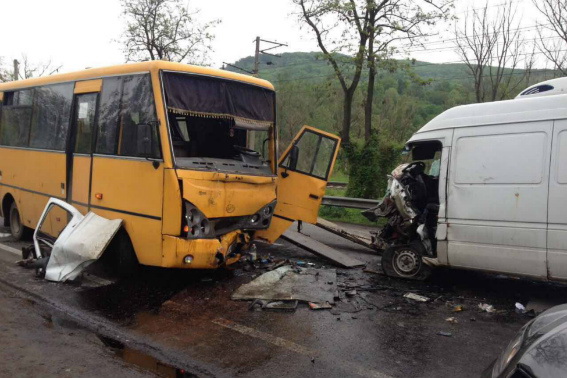 За фактом ДТП на Мукачівщині, де водій Mercedes Sprinter виїхав на зустрічну і зіткнувся з ЛАЗом, порушено кримінальне провадження (ФОТО)