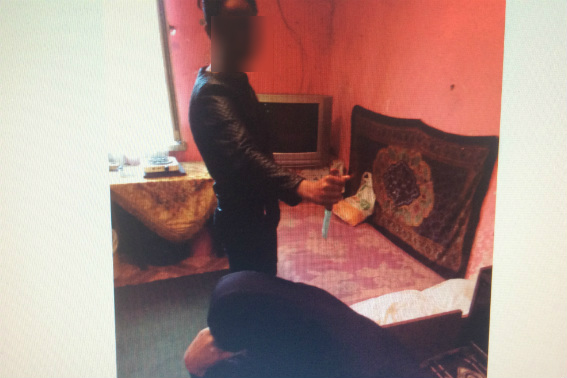 У Мукачеві жінка, перебуваючи в гостях, встромила господарю ніж у спину, аби той її не вигнав (ФОТО)