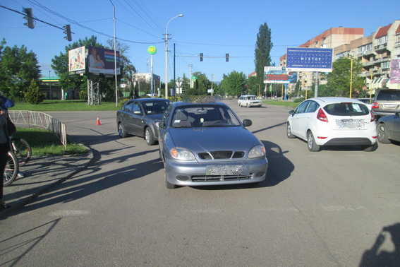 В Ужгороді внаслідок зіткнення на перехресті двох автівок постраждали два пішоходи – матір із дочкою (ФОТО)