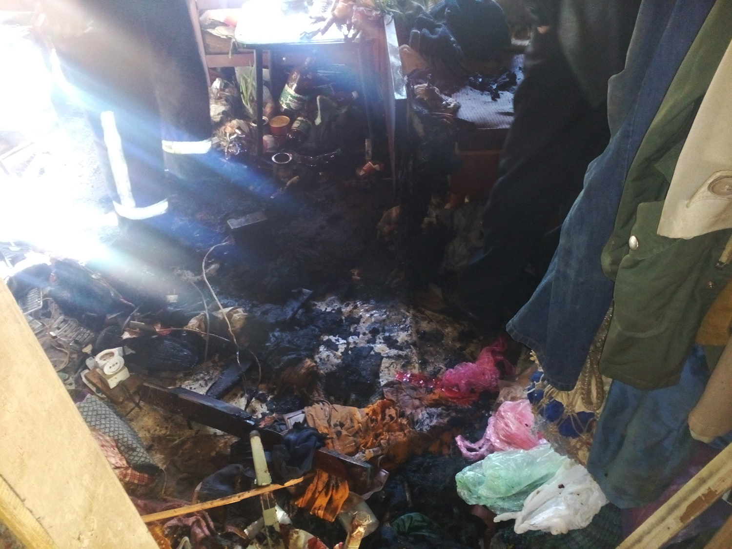 Власника палаючого будинку в Міжгір'ї виносили з хати вже непритомного (РОЗШИРЕНО) (ФОТО)
