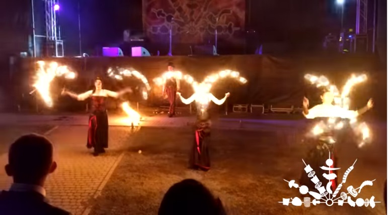 На третій день гастрономічного фестивалю "Огинь і мнясо" у Мукачеві відбулося ефектне фаєр-шоу (ВІДЕО)