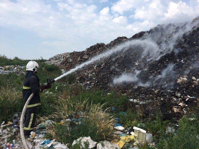 Рятуальники звітують про ліквідацію пожежі на сміттєзвалищі поблизу Дубрівки на Іршавщині (ФОТО)