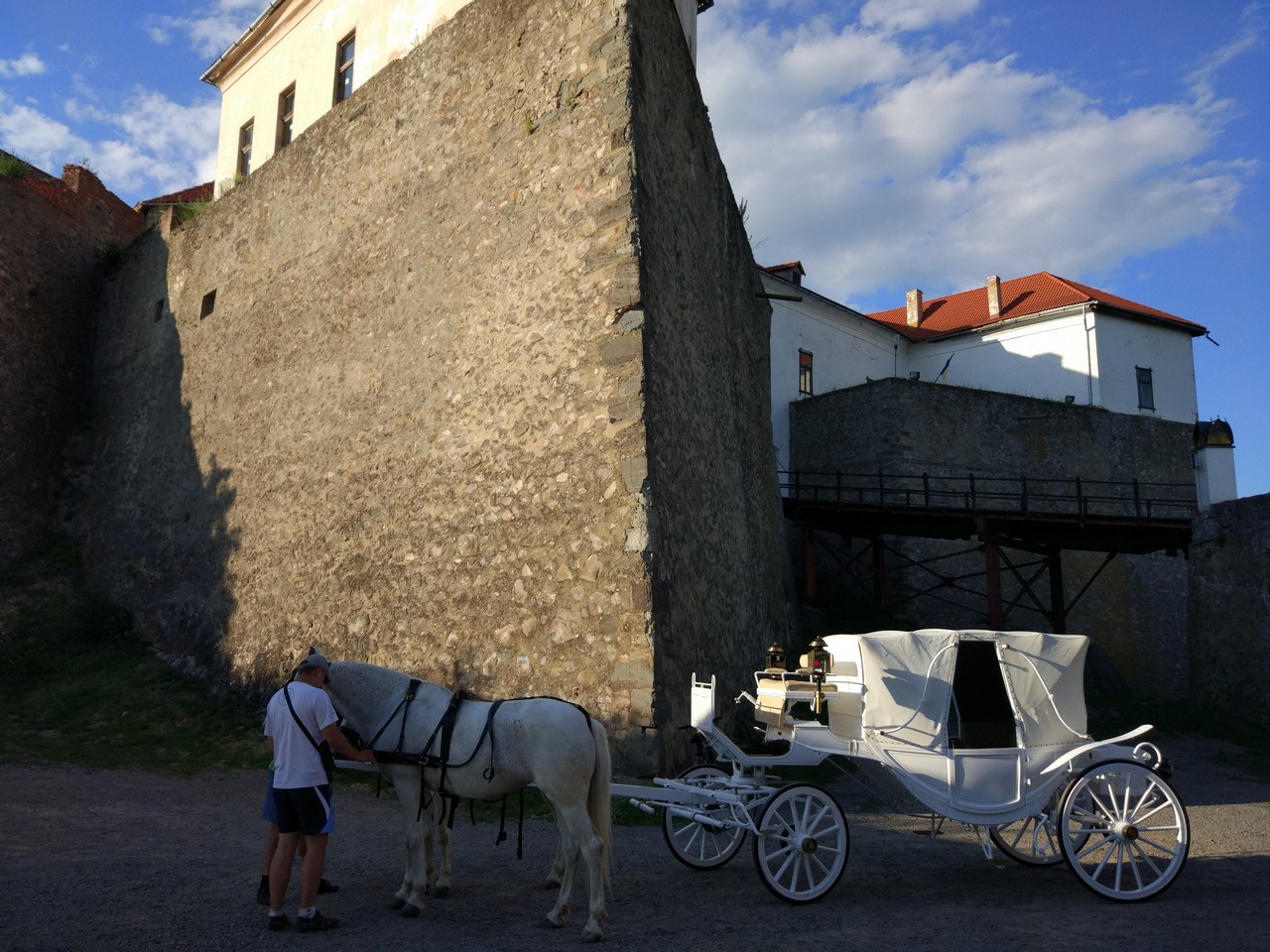 ФОТОФАКТ. У Мукачеві репетирували в'їзд до замку карети "весілля Ілони Зріні та Імре Текелі" 