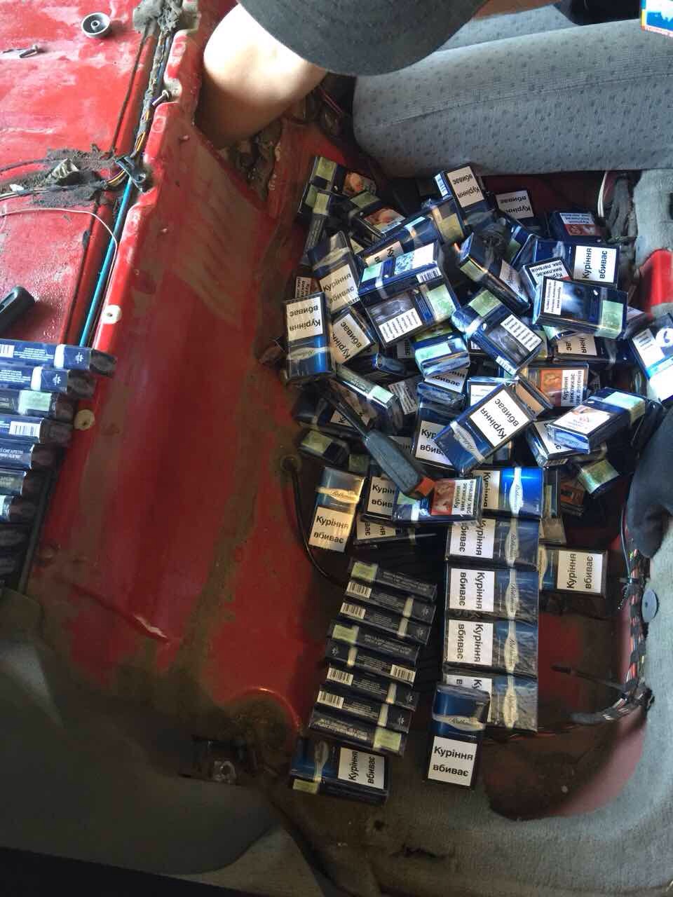 Українець намагався перетнути кордон на Закарпатті із прихованими 839 пачками сигарет, натомість позбувся автівки (ФОТО)