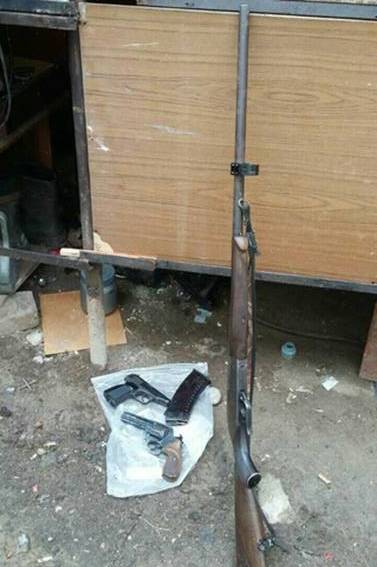 У будинку мешканця села Горбок, що на Іршавщині, знайшли рушницю, 2 пістолети та магазин з набоями до АК (ФОТО)