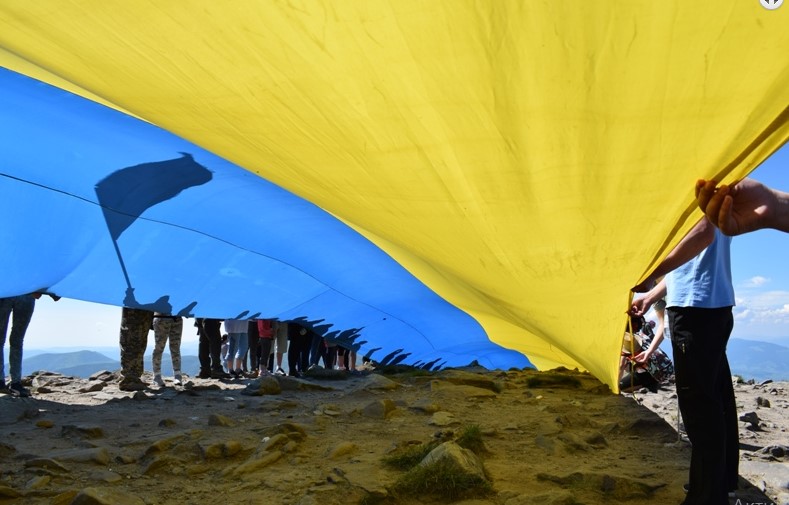 ФОТОФАКТ. У День Конституції на Говерлі "рекордно" розгорнули найдовший прапор України