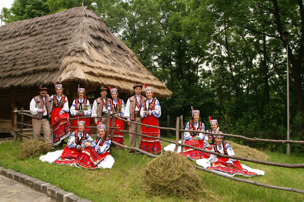 Під закриття сезону Закарпатський народний хор прем'єрно презентує старовинні народні пісні та автентичні танці