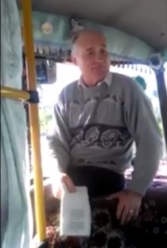 На Свалявщині водій автобуса на зупинках розважає пасажирів гуморесками Павла Глазового (ВІДЕО)
