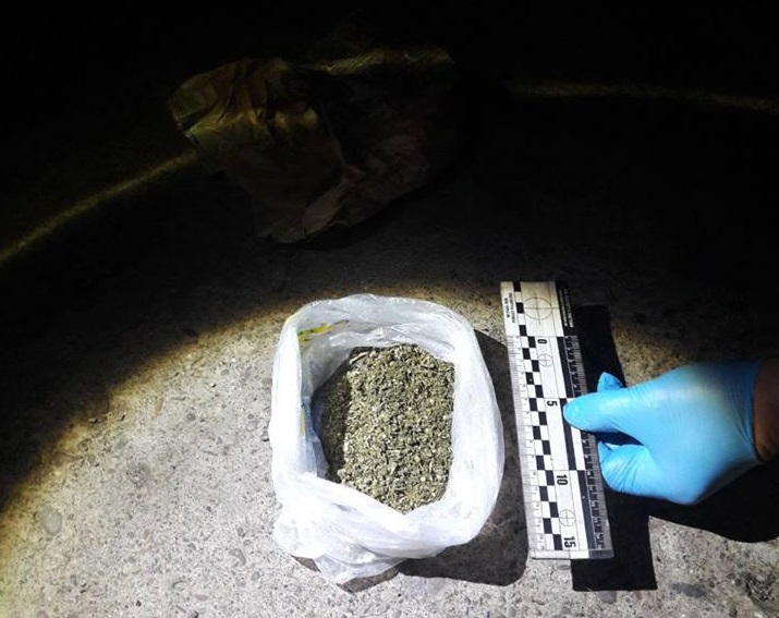 В Ужгороді патрульні затримали велосипедиста з цілим пакунком марихуани (ФОТО)