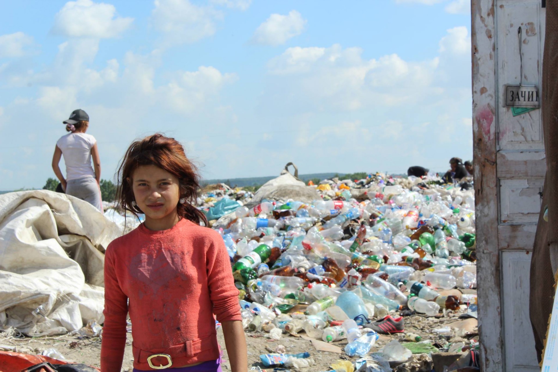 Цигани із Закарпаття, оселившись на сміттєзвалищі в Коломиї, сортують там сміття (ФОТО)