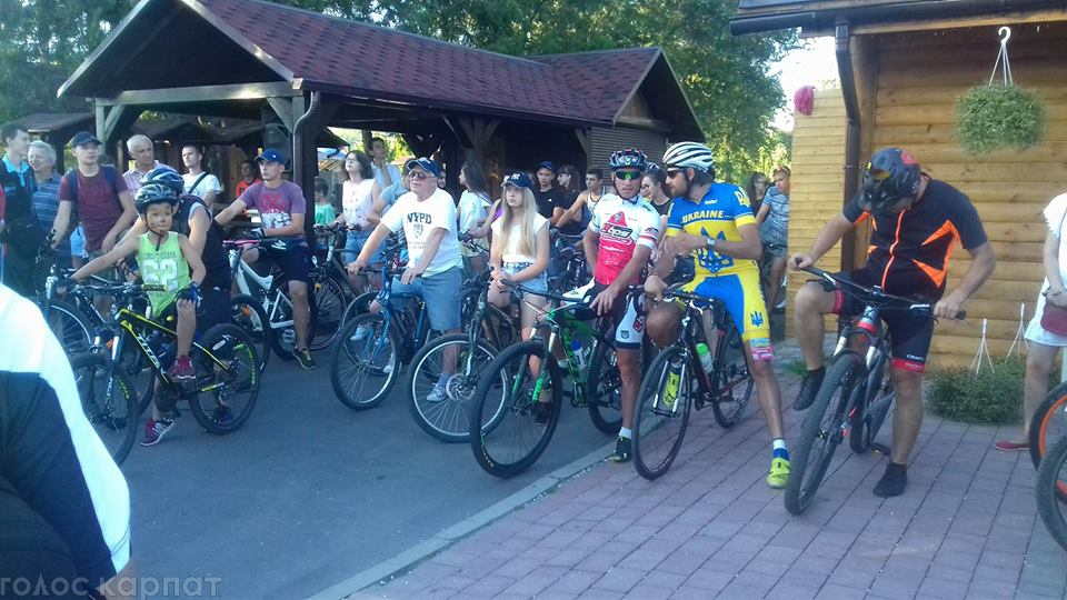 У Мукачеві з нагоди Параду сажотрусів відбулися велозаїзд коминами і фаєр-шоу (ФОТО, ВІДЕО)