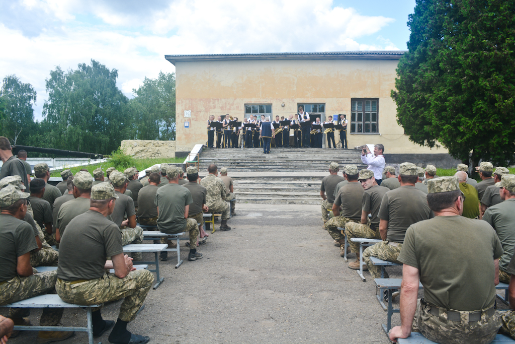 У неділю для закарпатських резервістів виступили оркестр, гурти і солісти-"народники" (ФОТО)