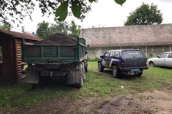 У Дубовому, що на Тячівщині, зупинили автомобіль ЗІЛ, завантажений  5 кубометрами гравію