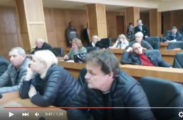 Екс-депутати, чиї картки незаконно голосували на дерибанній "замінованій" сесії Ужгородської міськради, ухиляються від слідства