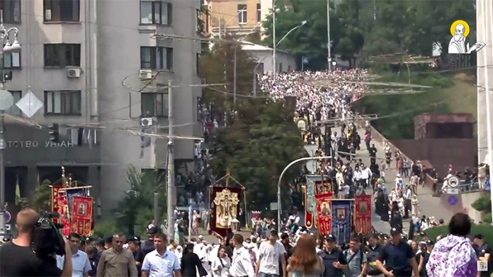 На Закарпатті вірян УПЦ МП збирають на Хресну ходу в Києві